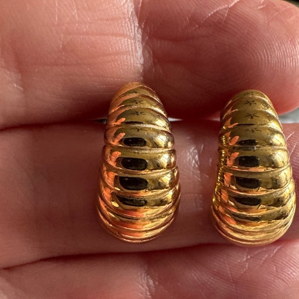Vintage Gold‎ Toned Shrimp Earrings 80s Preppy Ribbed Domed Studs Womens